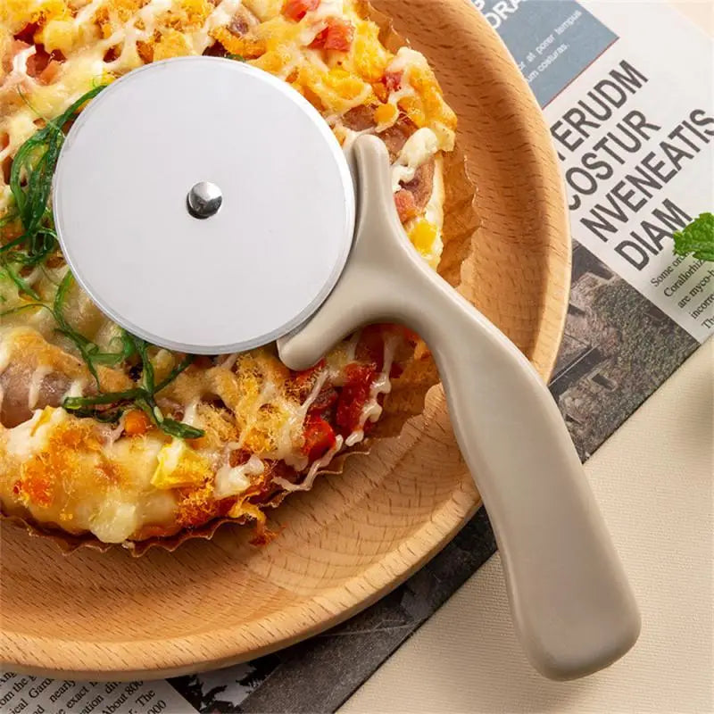 Load image into Gallery viewer, Baking Utensils Durable Sharp Kitchen Bar Supplies Pizza Cut Easy Wash Stainless Steel Kitchen Knives Pizza Wheel Knife
