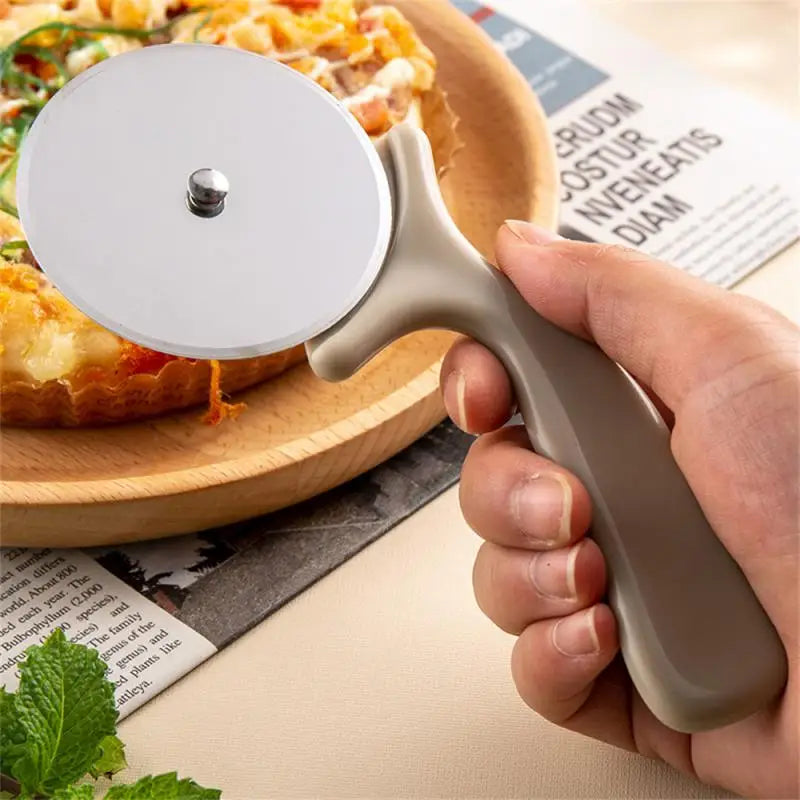 Load image into Gallery viewer, Baking Utensils Durable Sharp Kitchen Bar Supplies Pizza Cut Easy Wash Stainless Steel Kitchen Knives Pizza Wheel Knife
