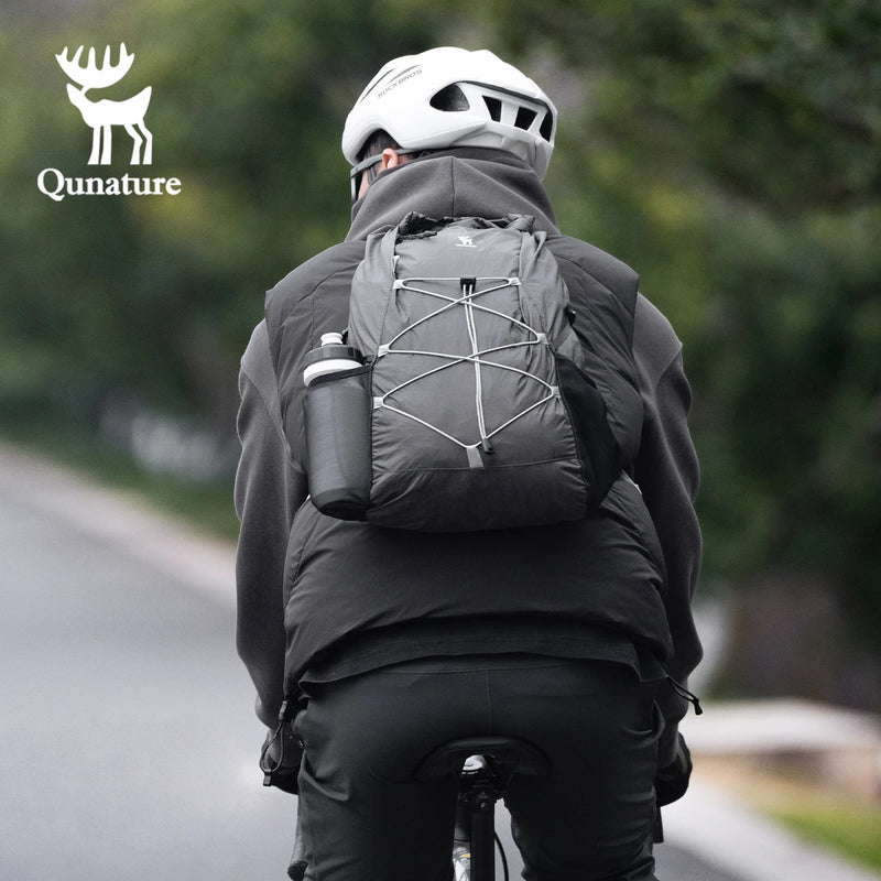Load image into Gallery viewer, Person wearing a gray backpack and helmet, riding a bicycle with Qunature logo.
